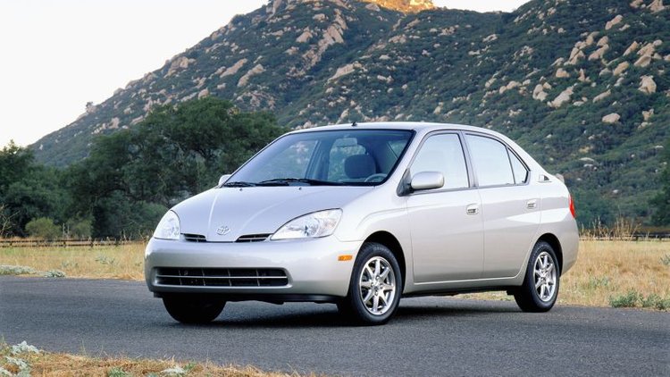 ilk-hibrid-araba-toyota-Prius
