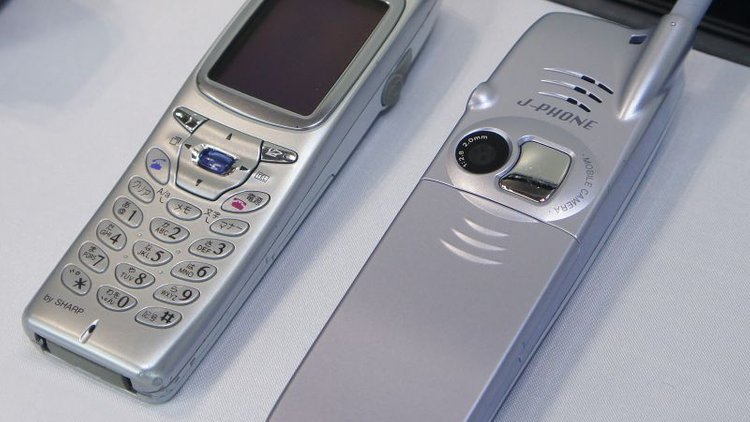 ilk-kamerali-telefon-Sharp-J-SH04-CP-2011