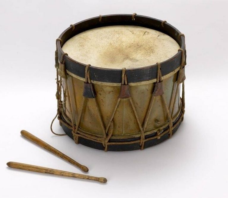 Индийский ударный музыкальный инструмент. Дунгур башкирский инструмент. Тамбур барабан. Индийский инструмент табла. Ударный музыкальный инструмент широко известный на ямале.